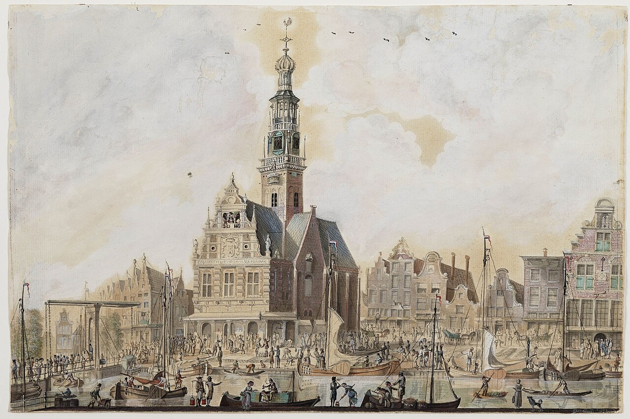 Oude gekleurde tekening van de Waag in Alkmaar met schepen en marktvolk
