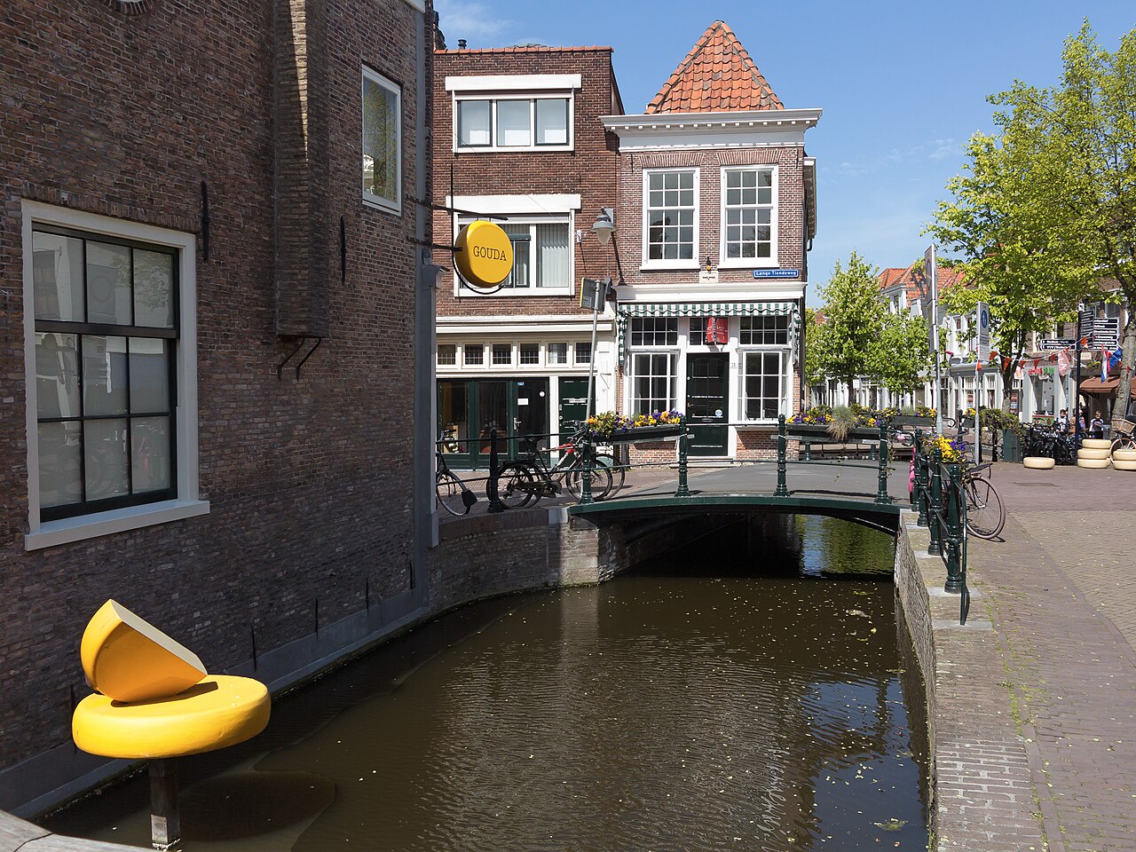 Kaaswinkeltje aan een gracht in Gouda met een groot gele kaasbeeld