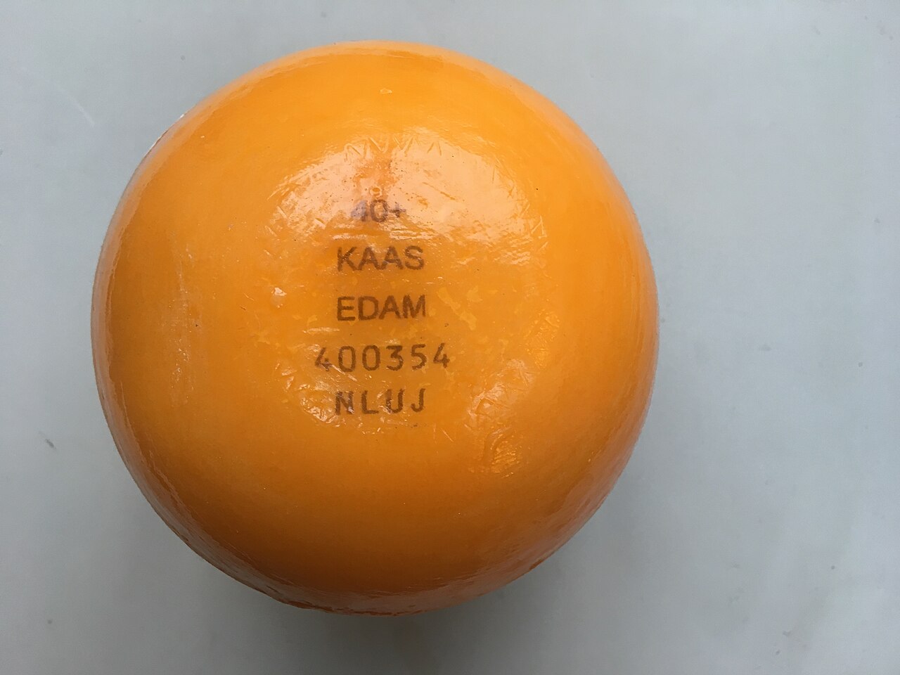 Edammer kaas van bovenaf met stempel